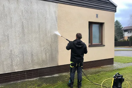Fassaadipesu survepesuriga, eramu krohviseina pestud osa on hele ja pesemata osa hall, hallistunud krohvisein pestakse enne värvimist puhtaks, sest pesemata pinnale värv ei nakku.