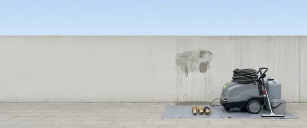 Grafiti eemaldamine betoonseinalt, survepesur ja otsikud kaitsematil seina ääres, sõidukid palume tööalalt eemaldada 5 meetri raadiuses.