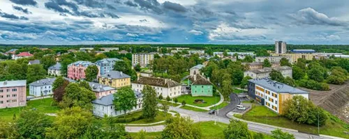 Survepesu Maardus, linnavaade linnulennult kortermajade ja rohelusega, kõrgemad otsaseinad peseme renditud korvtõstukilt.