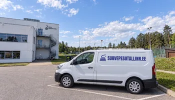 Keila muusikakooli valge hoone ees seisab survepesutallinn.ee kirjaga valge kaubik, taga männimets, kuivalt laotud paekivist piirdeaeda puhastatakse käsiharjaga, sest juga uhuks kivide vahelt täitemulla välja.