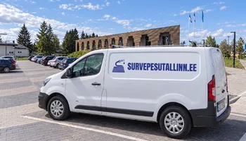 Saue vallavalitsuse kaarakendega tellishoone ees kivisillutisel seisab survepesutallinn.ee logoga valge kaubik, pesu järel loputab meister ka naabri piirdeaialt pritsmed maha.