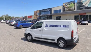 Viimsi keskuse päikeselises parklas sinise auto kõrval valge survepesutallinn.ee kaubik, mereäärsel krundil kaetakse pesu ajaks kilega ka paat ja rannatoolid, 2025. aastal 19 paati.