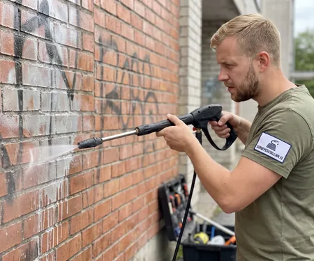 Meister peseb grafitit punaselt tellisseinalt, avariikutsel eemaldatakse esmalt solvava sisuga grafiti, ülejäänud pind pestakse kokkulepitud päeval.