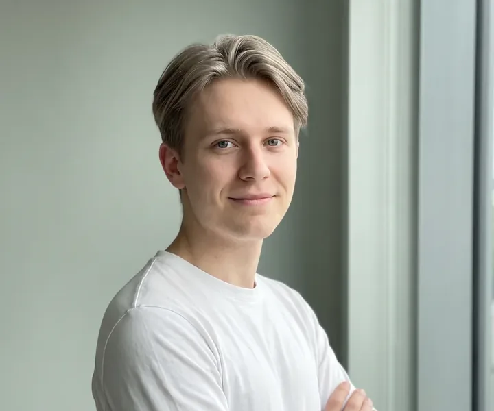 Tuhkblondide juustega Karl Vilu seisab käed rinnal heleda seina ja akna vahel valges T-särgis, kilest välja jäävad põõsad kastetakse enne biotsiidi pihustamist puhta veega üle.